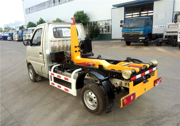 國五長(zhǎng)安勾臂式垃圾車
