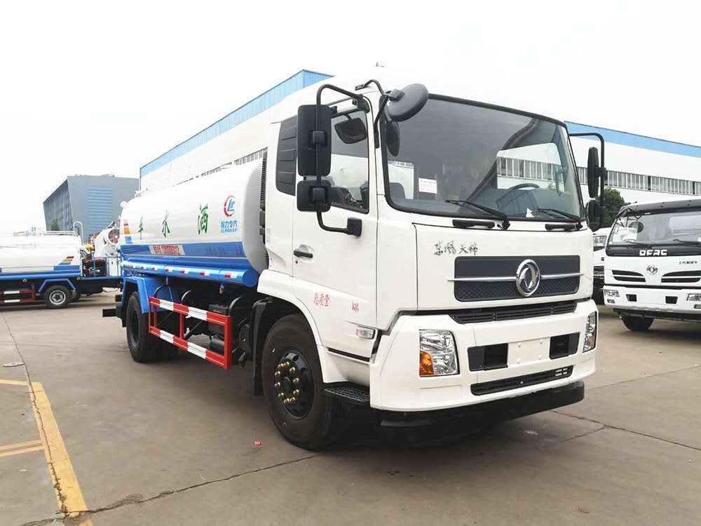 揚州市政公司訂制的高顏值東風(fēng)12方天錦灑水車發(fā)車