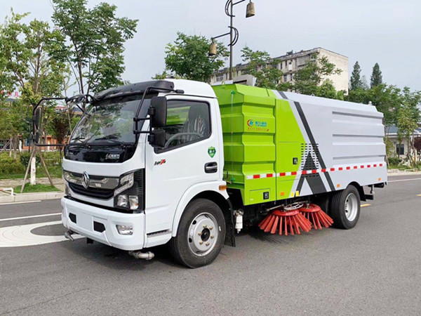 東風(fēng)凱普特8方掃路車